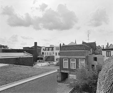 882825 Gezicht over de daken van gebouwen op het complex van de Willem Arntsz Stichting (Agnietenstraat 2) te Utrecht, ...